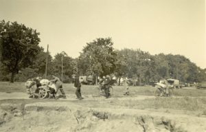 Fotografie mieszkańców (prawdopodobnie powiatu wyrzyskiego) uciekających przed działaniami wojennymi w regionie we wrześniu 1939 (Zbiory prywatne S. Błażejewskiego)