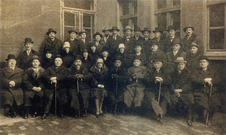 Rada Ludowa na miasto Bydgoszcz i Przedmieścia, członkowie rady w kilku rzędach, ubrani w płaszcze zimowe i kapelusze