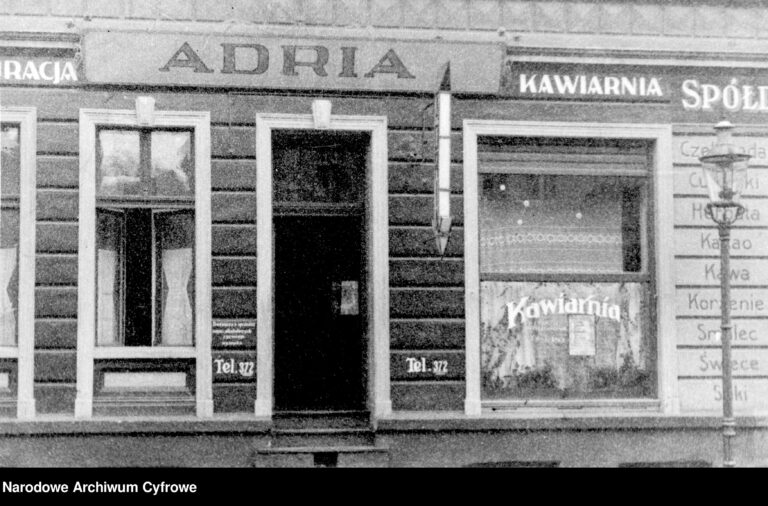 Fragment budynku z wejściem do kawiarni-restauracji "Adria", 1933 rok