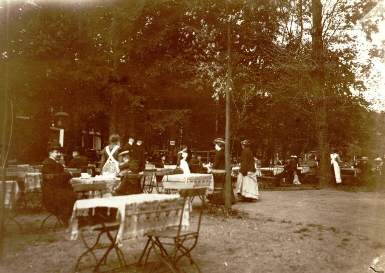 Ludzie przy stolikach w kawiarnii nad kanałem w Bydgoszczy, początek XX wieku