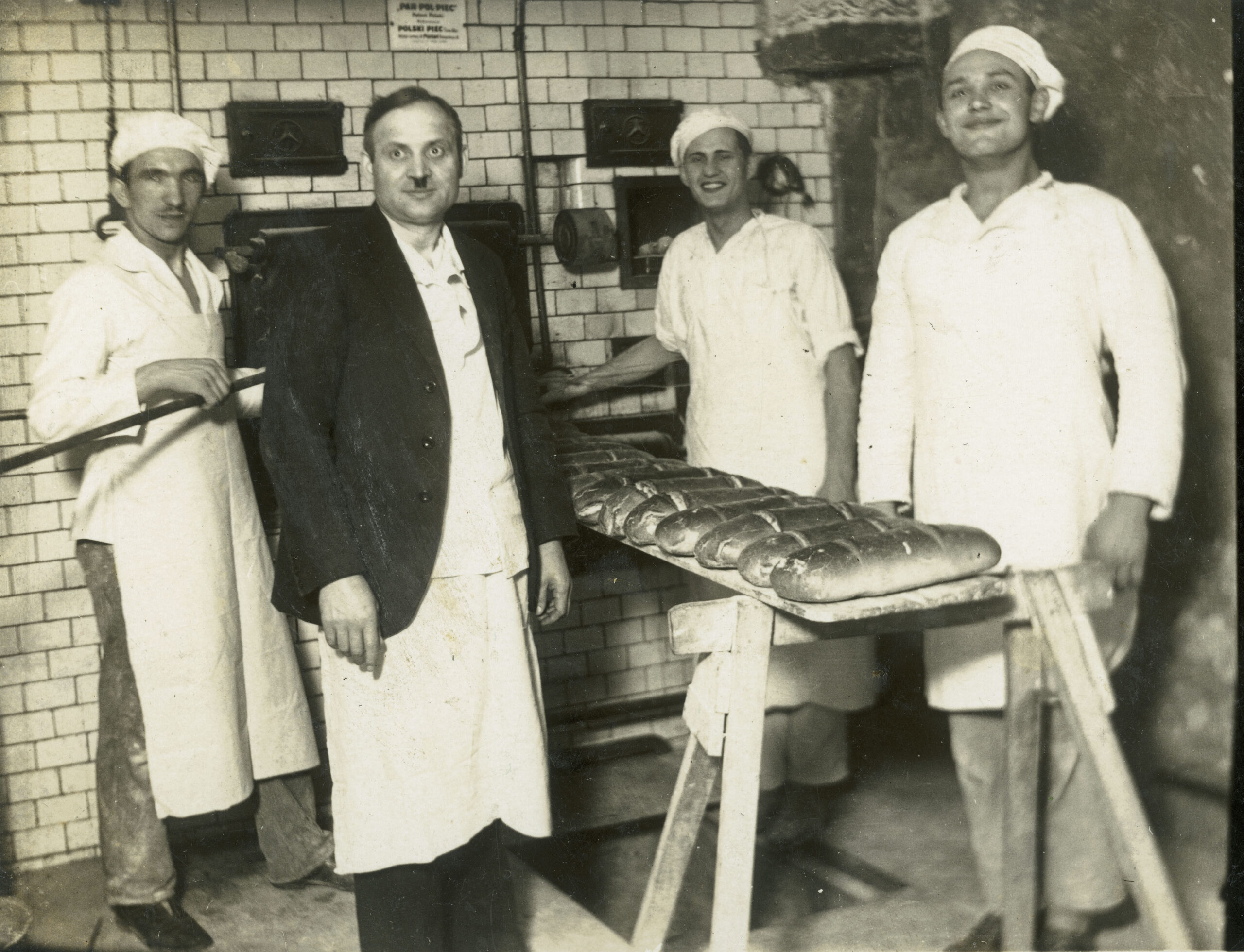 Piekarnia przy ul. Sienkiewicza w Bydgoszczy, 1936 rok – załoga ze świeżo wypieczonym pieczywem na tle pieca chlebowego