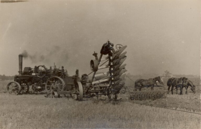 Majątek Kobylniki- pług parowy przy pracy w polu, lata 30-te XX wieku obok zaprzęg cztery konie