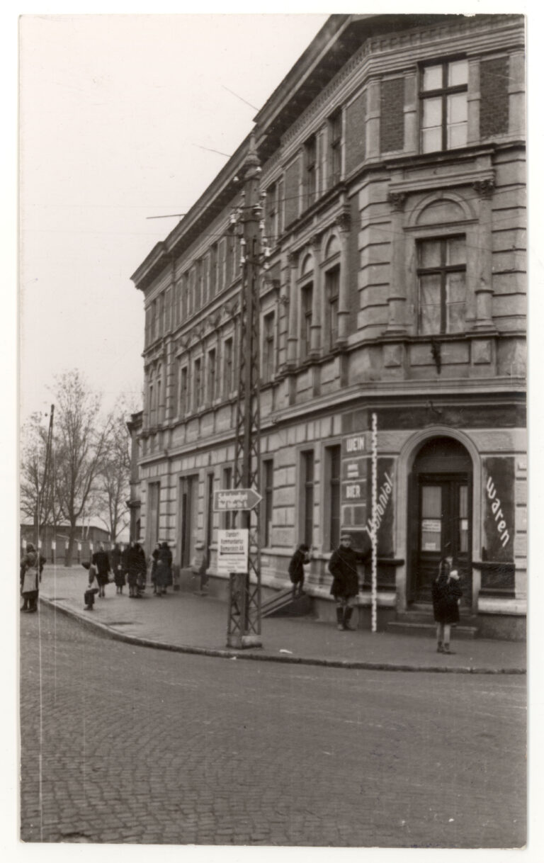 Sklep kolonialny w Inowrocławiu w budynku na rogu dzisiejszych ulic Jacewskiej i Najświętszej Marii Panny, lata 40-te XX wieku