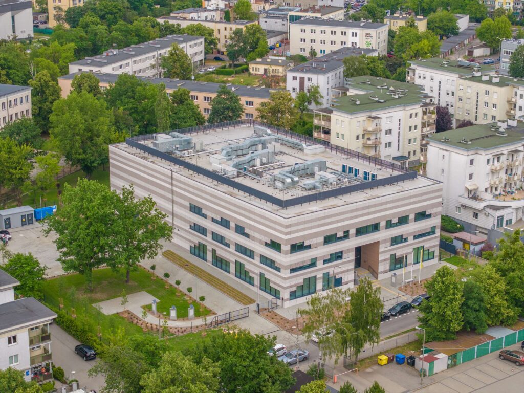 Siedziba archiwum z lotu ptaka, na dachu instalacje