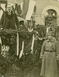 Przejęcie Bydgoszczy przez władze polskie. Leon Janta-Połczyński, podsekretarz stanu w Ministerstwie b. Dzielnicy Pruskiej w imieniu rządu polskiego przemawia do wojska i ludności cywilnej. Pierwszy z prawej gen. Józef Dowbor-Muśnicki. 01.1920 r. (Wojskowe Biuro Historyczne, sygn. K-28-10)