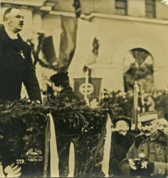 Przejęcie Bydgoszczy przez władze polskie. Jan Maciaszek przemawia do wojska i ludności cywilnej. 01.1920 r. (Wojskowe Biuro Historyczne, sygn. K-28-12)