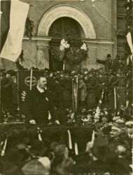 Przejęcie Bydgoszczy przez władze polskie. Jan Maciaszek przemawia do wojska i ludności cywilnej. 01.1920 r. (Wojskowe Biuro Historyczne, sygn. K-28-13)