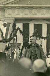 Przejęcie Bydgoszczy przez władze polskie. Płk de Marguot (Marquet?) przedstawiciel armii francuskiej przemawia do wojska i ludności cywilnej. 01.1920 r. (Wojskowe Biuro Historyczne, sygn. K-28-14)