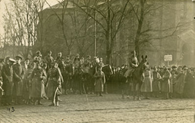 Przejęcie Bydgoszczy przez władze polskie. Dowództwo Armii Wielkopolskiej i przedstawiciele koalicji podczas defilady wojska. 01.1920 r. (Wojskowe Biuro Historyczne, sygn. K-28-15)