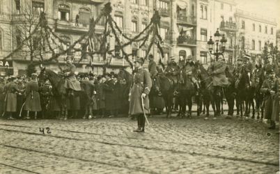Przejęcie Bydgoszczy przez władze polskie. Dowództwo Armii Wielkopolskiej i przedstawiciele koalicji podczas defilady wojska. Z lewej na koniu gen Józef Dowbor-Muśnicki. 01.1920 r. (Wojskowe Biuro Historyczne, sygn. K-28-16)