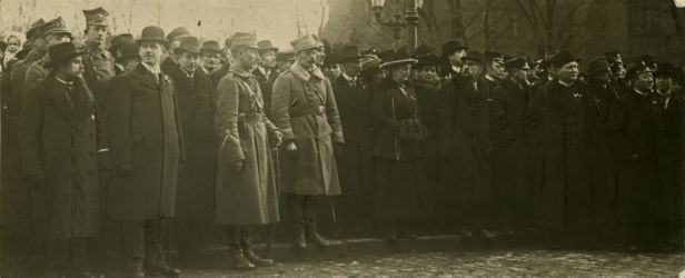 Przejęcie Bydgoszczy przez władze polskie. Przedstawiciele Armii Wielkopolskiej i ludność cywilna podczas defilady wojska. 01.1920 r. (Wojskowe Biuro Historyczne, sygn. K-28-17)