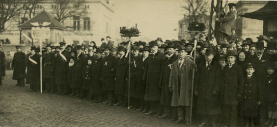 Przejęcie Bydgoszczy przez władze polskie. Przedstawiciele cechów podczas defilady wojsk. 01.1920 r. (Wojskowe Biuro Historyczne, sygn. K-28-18)