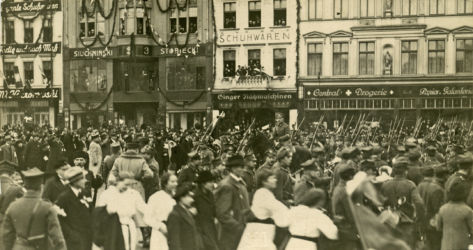 Przejęcie Bydgoszczy przez władze polskie. Tłumy mieszkańców witające żołnierzy polskich. 01.1920 r. (Wojskowe Biuro Historyczne, sygn. K-28-19)