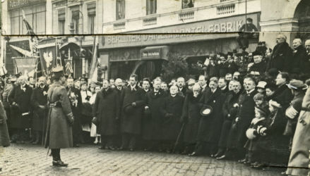 Przejęcie Bydgoszczy przez władze polskie. Przemawia płk Witold Butler, który na czele wojsk polskich wkroczył do miasta. 01.1920 r. (Wojskowe Biuro Historyczne, sygn. K-28-20)