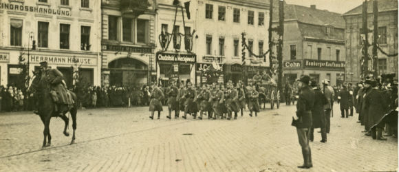 Przejęcie Bydgoszczy przez władze polskie. Tabory 6 Pułku Piechoty Strzelców Wielkopolskich wkraczają do miasta. 01.1920 r. (Wojskowe Biuro Historyczne, sygn. K-28-22)