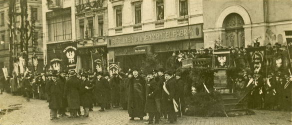 Przejęcie Bydgoszczy przez władze polskie. Delegacje związkowe oczekują na przybycie wojska polskiego do miasta. 01.1920 r. (Wojskowe Biuro Historyczne, sygn. K-28-23)