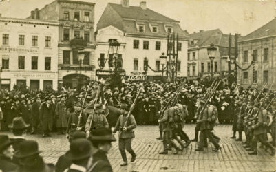 Przejęcie Bydgoszczy przez władze polskie. Defilada oddziałów wielkopolskich (widoczny 6 Pułk Strzelców Wielkopolskich). 01.1920 r. (Wojskowe Biuro Historyczne, sygn. K-28-25)