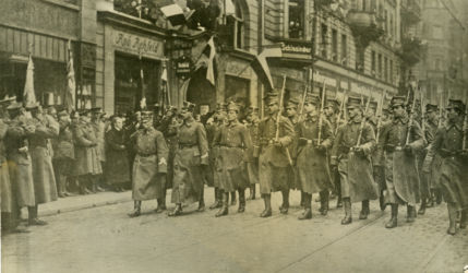 Przejęcie Bydgoszczy przez władze polskie. Defilada oddziałów wielkopolskich. W pierwszym szeregu drugi z lewej defiluje gen. Daniel Konarzewski. 01.1920 r. (Wojskowe Biuro Historyczne, sygn. K-28-26)