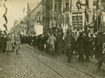 Przejęcie Bydgoszczy przez władze polskie. Przedstawiciele cechów podczas pochodu ulicami miasta. 01.1920 r. (Wojskowe Biuro Historyczne, sygn. K-28-28)