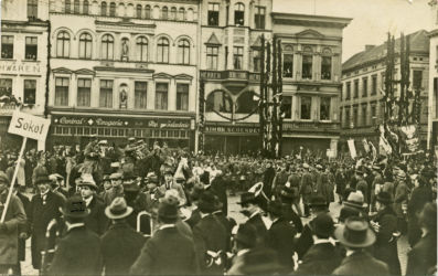 Przejęcie Bydgoszczy przez władze polskie. Powitanie polskich oddziałów wojskowych przez ludność cywilną. 01.1920 (Wojskowe Biuro Historyczne, sygn. K-28-29)