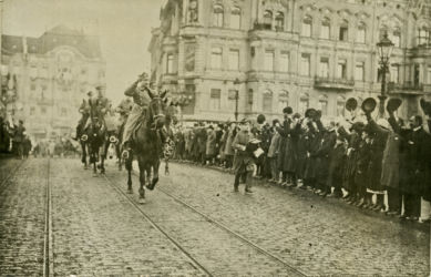 Przejęcie Bydgoszczy przez władze polskie. Powitanie gen. Józefa Dowbor-Muśnickiego i generalicji przez ludność cywilną. 01.1920 r. (Wojskowe Biuro Historyczne, sygn. K-28-30)