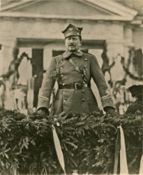 Przejęcie Bydgoszczy przez władze polskie. Gen. Józef Dowbor-Muśnicki w imieniu Naczelnika Państwa uroczyście ogłasza fakt przyłączenia Bydgoszczy do Polski. 01.1920 r. (Wojskowe Biuro Historyczne, sygn. K-28-32)