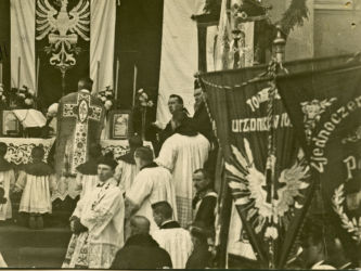 Uroczyste nabożeństwo z okazji przejęcia Bydgoszczy przez władze polskie. Mszę odprawia ksiądz Antoni Tyrakowski. Bydgoszcz, 01.1920 r. (Wojskowe Biuro Historyczne, sygn. K-28-33)