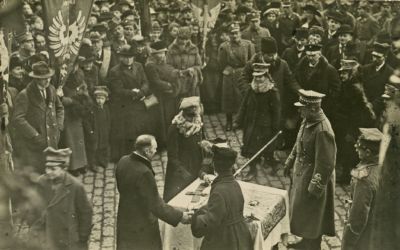 Poświęcenie sztandaru 8 Pułku Strzelców Wielkopolskich. Wbijanie gwoździ w drzewce sztandaru 8 Pułku Strzelców Wielkopolskich. Bydgoszcz, 01.1920 r. (Wojskowe Biuro Historyczne, sygn. K-28-35)