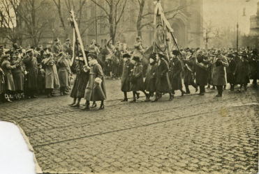 Organizacje społeczne defilują przed gen. Józefem Dowbor-Muśnickim w dniu objęcia miasta przez władze polskie. Bydgoszcz, 01.1920 r. (Wojskowe Biuro Historyczne, sygn. K-28-5)