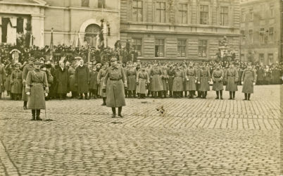 Przejęcie Bydgoszczy przez władze polskie. Przemówienie gen. Józefa Dowbor -Muśnickiego z okazji poświęcenia sztandaru 8 Pułku Strzelców Wielkopolskich. 01.1920 r. (Wojskowe Biuro Historyczne, sygn. K-28-8)