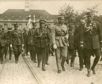 Naczelnik Państwa Józef Piłsudski w Bydgoszczy na ulicy na tle dworca kolejowego w otoczeniu wojskowych Naczelnik Państwa Józef Piłsudski w Bydgoszczy na ulicy na tle dworca kolejowego w otoczeniu wojskowych