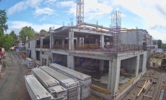 Prace na wyższych kondygnacjach, widok od strony ulicy Karłowicza Prace na wyższych kondygnacjach, widok od strony ulicy Karłowicza, dwie kondygnacje w budowie, widoczne zbrojenia ścian