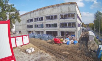 Widok budynku od strony zachodniej (stan na 30 wrzesnia 2022 roku) Widok budynku od strony zachodniej, zamknięta bryła obiektu, materiały i maszyny budowlane
