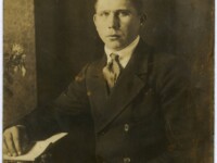 Józef Lewandowski (powstaniec wielkopolski), studyjne zdjęcie siedzące, ubrany w garnitur, koszulę i krawat