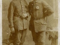 Józef Lewandowski z kolegą w mundurach pułku ułanów wielkopolskich i czapkach rogatywkach – lata 20-te XX wieku, zdjęcie w atelier, w tle okrągły drewniany stolik i drewniane krzesło