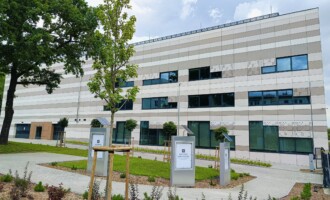Boczna ściana budynku, gabloty wystawowe przy ścieżce edukacyjnej