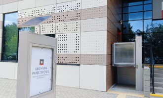 Gabloty przed wejściem głównym