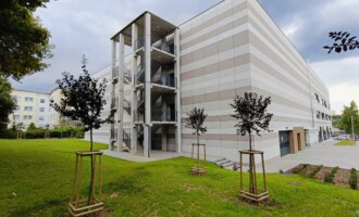 Schody ewakuacyjne z tyłu budynku