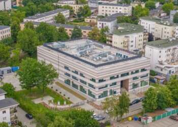 Siedziba archiwum z lotu ptaka, na dachu instalacje