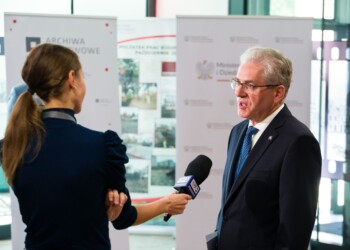 Dyrektor Archiwum Państwowego w Bydgoszczy udziela wywiadu Telewizji Polskiej