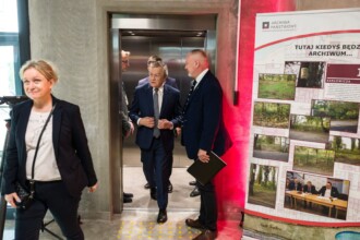 Minister Piotr Gliński wysiada z windy