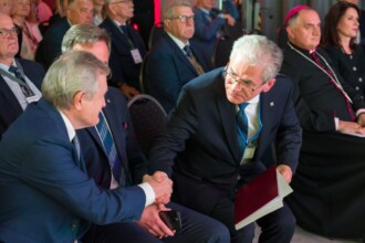 Minister Piotr Gliński i Dyrektor Archiwum Eugeniusz Borodij podają sobie ręce