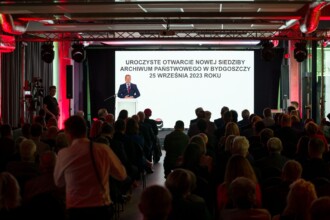 Sala konferencyjna, zgromadzeni goście