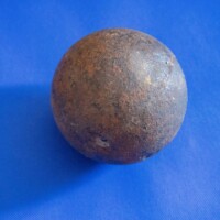 Granat żelazny, XVII wiek Granat żelazny, XVII wiek kula z dziurką na wsypanie prochu