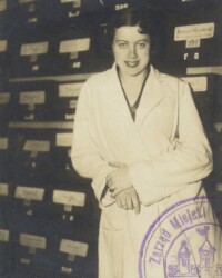 Funkcjonariuszka miejska Elżbieta Kleineder w Bibliotece Miejskiej w Bydgoszczy Funkcjonariuszka miejska Elżbieta Kleineder w Bibliotece Miejskiej w Bydgoszczy na tle szuflad katalogowych