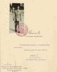 Pracownik urzędu Aleksander Świątkowski Pracownik urzędu Aleksander Świątkowski na ulicy
